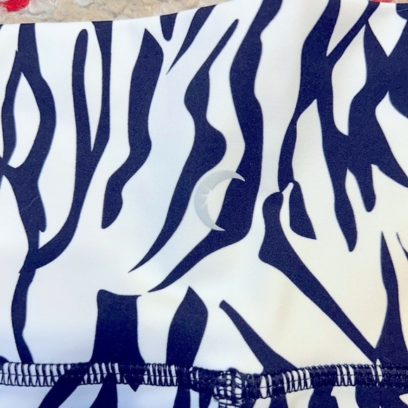 Zyia Active Safari Pocket Brilliant Zebra Hi-Rise 7/8 Compression Size 6-8 - Picture 6 of 9